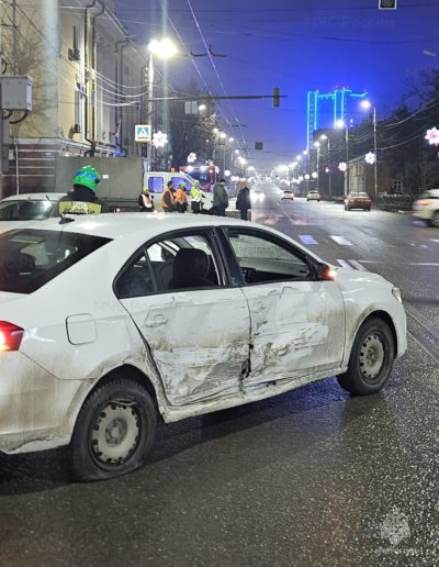 В центре Калуги пострадал человек при столкновении двух автомобилей