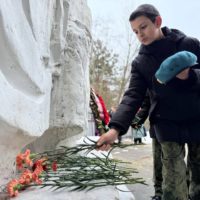 К памятнику освободителям Калуги возложили цветы