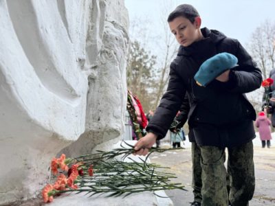 К памятнику освободителям Калуги возложили цветы