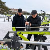 Губернатор протестировал тренажеры в сквере Волкова