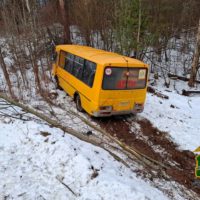 Школьный автобус столкнулся с легковушкой в Калужской области