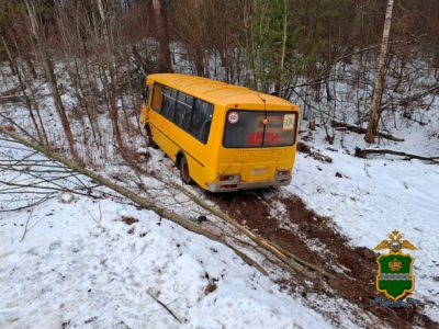 Школьный автобус столкнулся с легковушкой в Калужской области