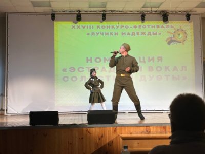 Директор калужской школы спел на фестивале «Лучики надежды»
