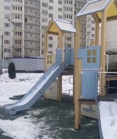 Строящаяся поликлиника на Правобережье получила детскую площадку