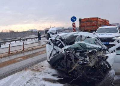 Два микроавтобуса и легковушка столкнулись на трассе М3 «Украина»
