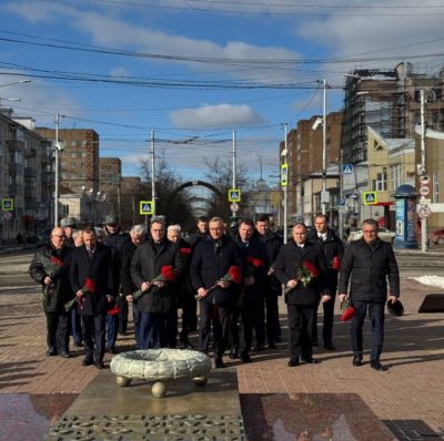 К Вечному огню на площади Победы возложили цветы