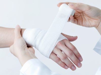 Помочь пострадавшему