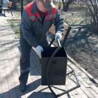 На площади Победы заменили лавки и урны