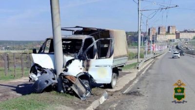 «Газель» сгорела на мосту: два человека попали в больницу
