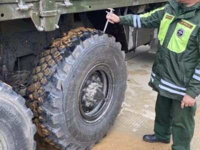 Военные автоинспекторы проверили состояние автопокрышек