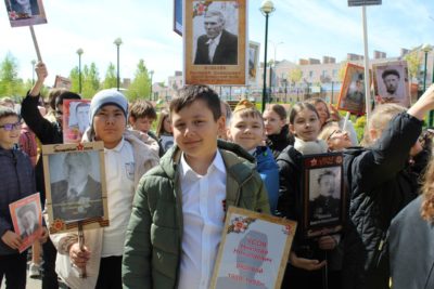 Бессмертный полк прошел в калужской школе №45