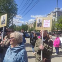 Калужане идут по городу с портретами фронтовиков