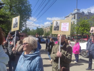 Калужане идут по городу с портретами фронтовиков