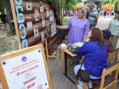 Калужане посидели в парке за партой
