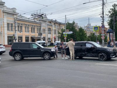  Две иномарки не поделили перекресток в Калуге