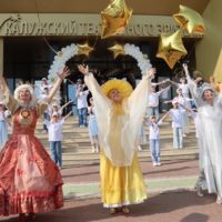 С новосельем, юные театралы!