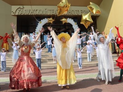 С новосельем, юные театралы!