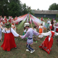 Хоровод ведём, свет и радость несём!