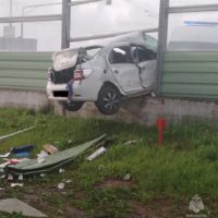Renault повис на шумозащитном экране после столкновения с автобусом