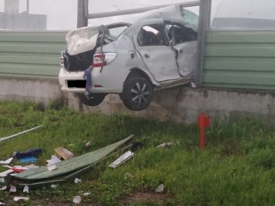 Renault повис на шумозащитном экране после столкновения с автобусом