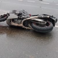 Микроавтобус снес мотоциклиста с дороги