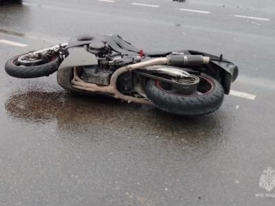 Микроавтобус снес мотоциклиста с дороги
