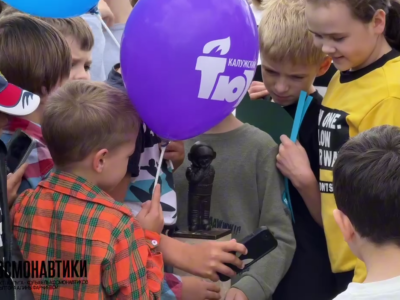 В сквере у нового здания Калужского ТЮЗа поселился космонавтик-шахматист