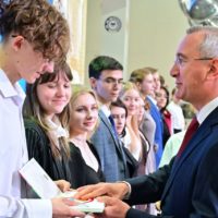 Калужским выпускникам вручили золотые медали