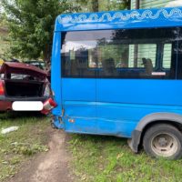 Маршрутка столкнулась с легковушкой в Калужской области: травмы получили четыре человека