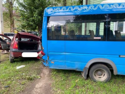 Маршрутка столкнулась с легковушкой в Калужской области: травмы получили четыре человека