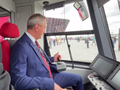 Владислав Шапша опробовал инновационный трамвай на «Иннопроме» Владислав Шапша опробовал инновационный трамвай на «Иннопроме»