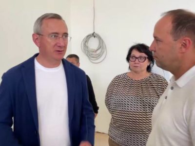 «Меня совершенно не устраивает отношение подрядчика к делу». Владислав Шапша о ремонте в Лопатинской школе