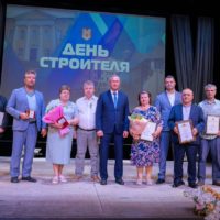 Владислав Шапша наградил заслуженных строителей области и поблагодарил их за вклад в развитие региона