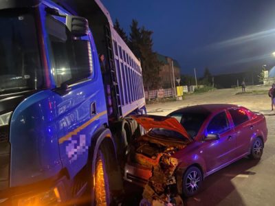 Легковушка протаранила самосвал, не уступивший ей дорогу