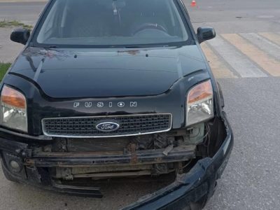 Легковушку отбросило на пешехода после столкновения с другой легковушкой