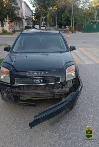 Легковушку отбросило на пешехода после столкновения с другой легковушкой Легковушку отбросило на пешехода после столкновения с другой легковушкой