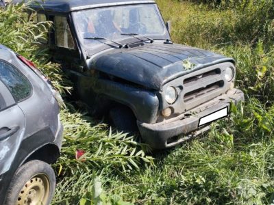 Две машины оказались в кювете после ДТП на дороге Мещовск-Кудринская