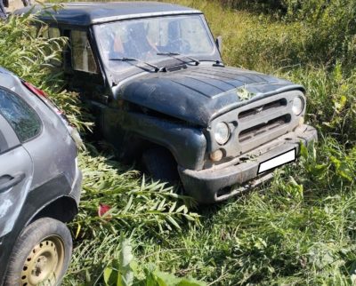 Две машины оказались в кювете после ДТП на дороге Мещовск-Кудринская