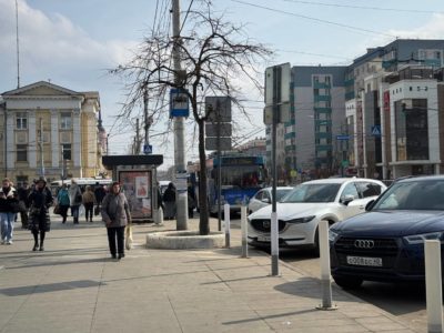 Платную парковку у ТРК «XXI век» на улице Кирова ликвидируют