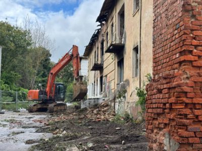 В Калуге начался снос еще одного аварийного дома