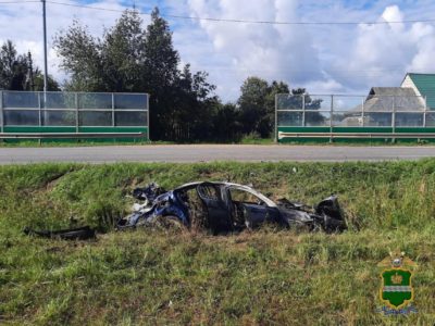 BMW сгорел после ДТП с переворотом