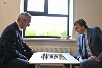 Сергей Кравцов и Владислав Шапша сразились в шахматы