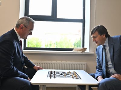 Сергей Кравцов и Владислав Шапша сразились в шахматы