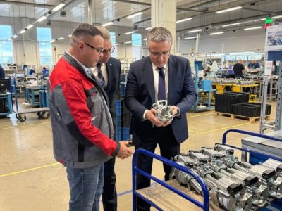 Дмитрий Денисов ознакомился с работой калужского завода АО «Автоэлектроника»