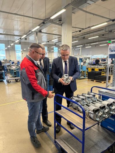 Дмитрий Денисов ознакомился с работой калужского завода АО «Автоэлектроника»