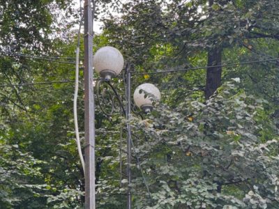 В сквере Мира начали менять светильники В сквере Мира начали менять светильники