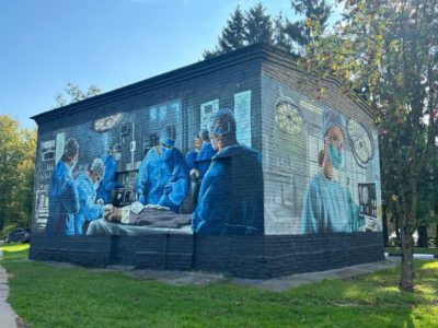 В больнице Обнинска появился вдохновляющий мурал В больнице Обнинска появился вдохновляющий мурал