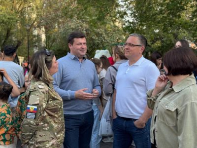 Дмитрий Денисов поздравил жителей микрорайона «Тайфун» с 51-летием Дмитрий Денисов поздравил жителей микрорайона «Тайфун» с 51-летием