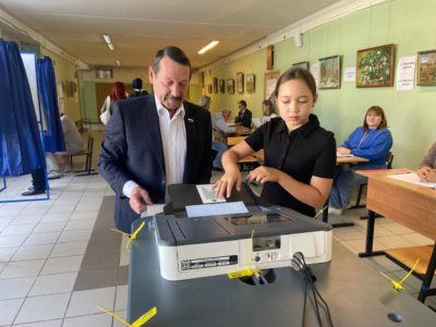 Депутат Госдумы Геннадий Скляр пришел на избирательный участок с внучкой 