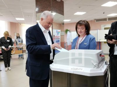 Сенатор Анатолий Артамонов проголосовал на выборах 